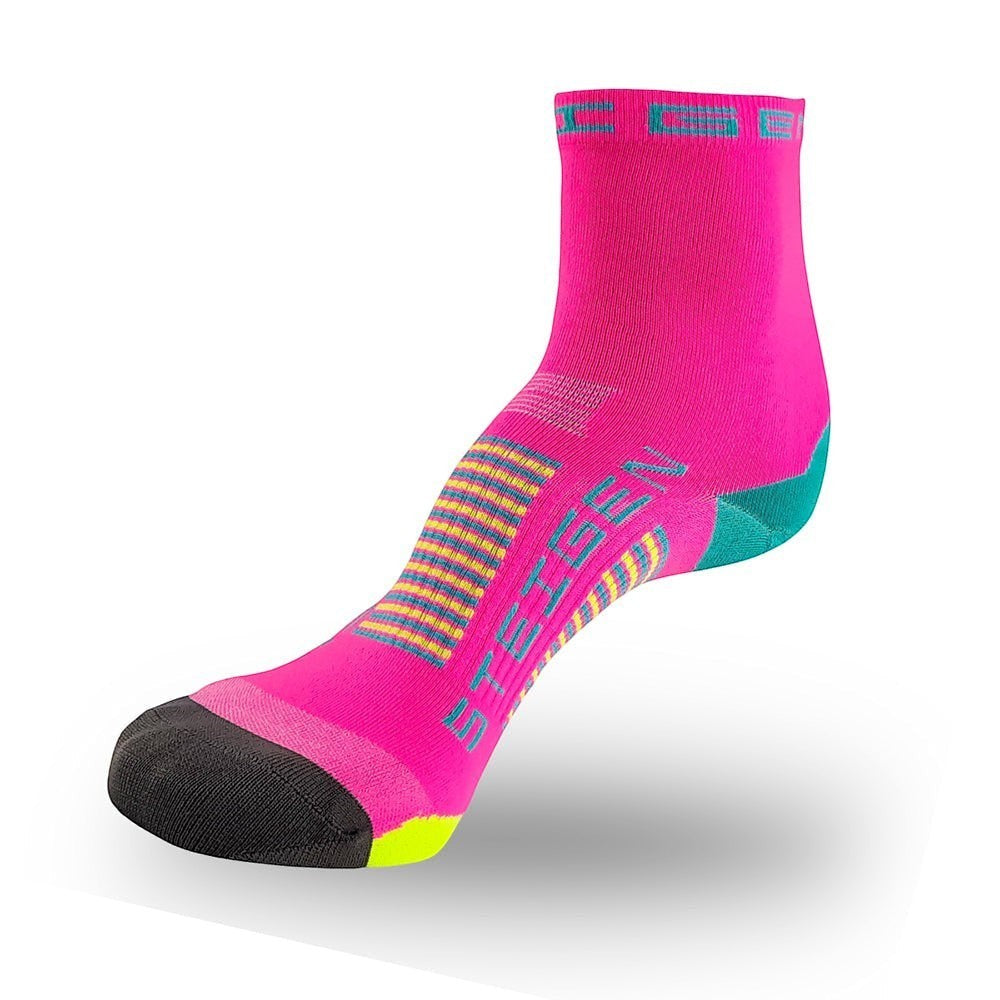 Meia Steigen cano médio rosa com detalhes em amarelo, azul e verde. Tecido respirável e sem costura.