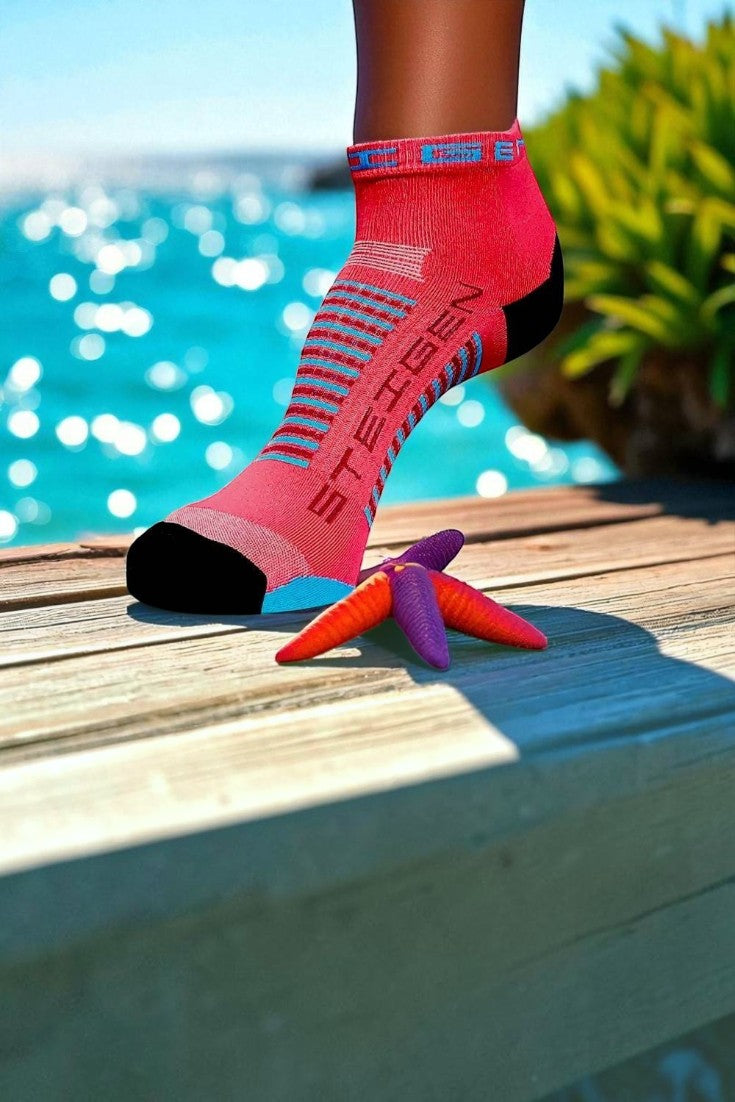 Meia de corrida SPORTBR Steigen cano baixo na cor coral com detalhes em azul e preto, tecido respirável sem costura.