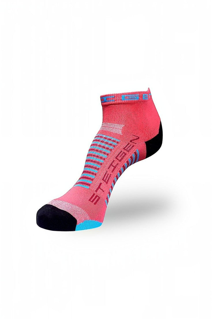 Meia de corrida SPORTBR Steigen cano baixo na cor coral com detalhes em azul e preto, tecido técnico sem costura.