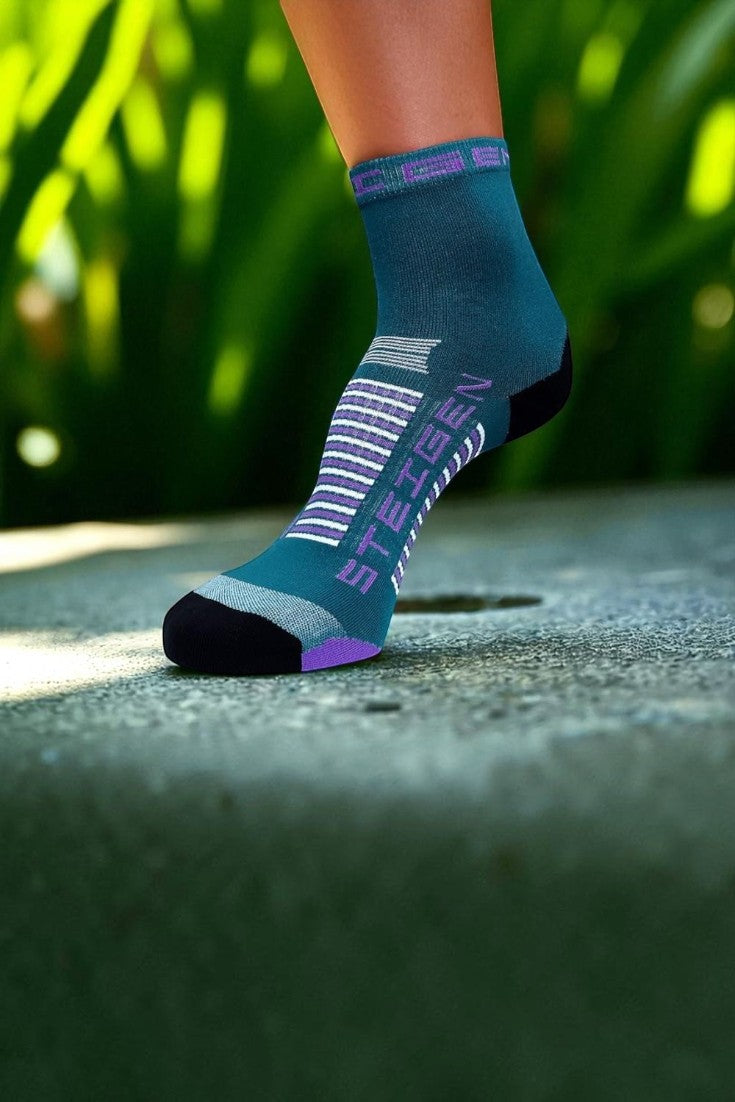 Meia esportiva SPORTBR Steigen cano médio na cor verde esmeralda com detalhes em roxo e preto, ideal para corrida.