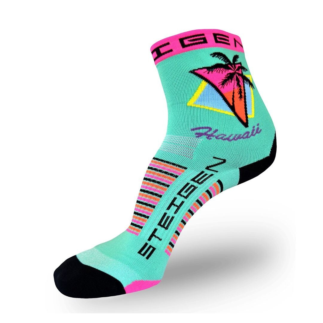 Meia cano médio SPORTBR Steigen Hawaii com estampa de palmeira e triângulo neon, em tons de verde água, rosa e amarelo.