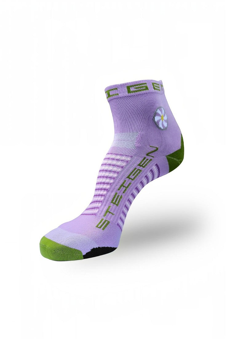 Meia de corrida SPORTBR Steigen cano baixo na cor lavanda com detalhes em verde, tecido técnico sem costura.