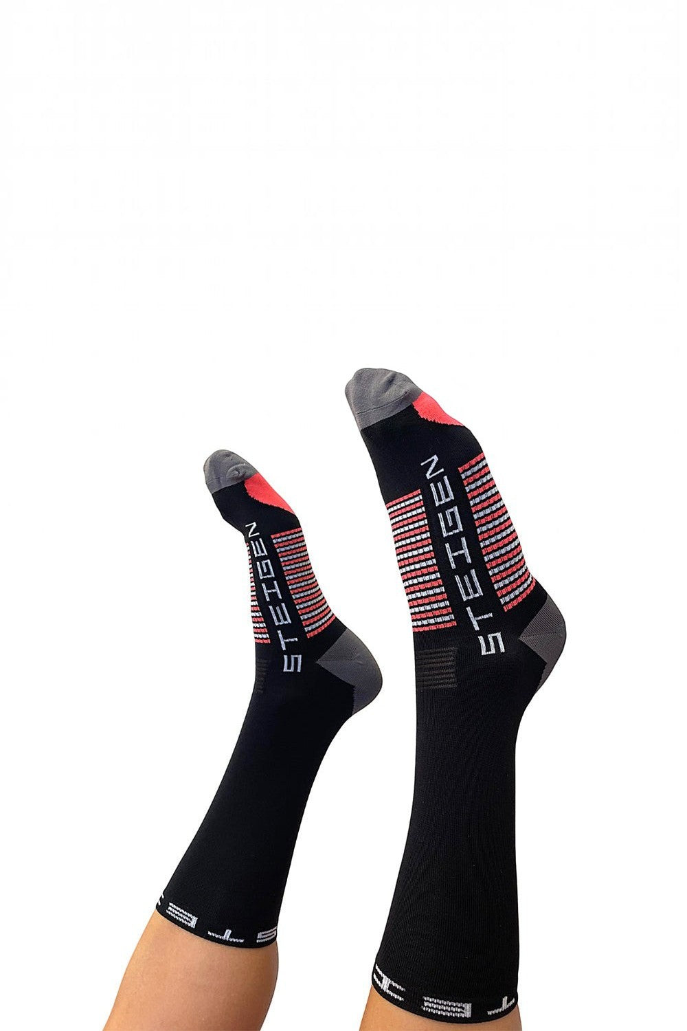 Meia de corrida SPORTBR Steigen preta de cano alto com detalhes em vermelho e cinza, tecido técnico sem costura.