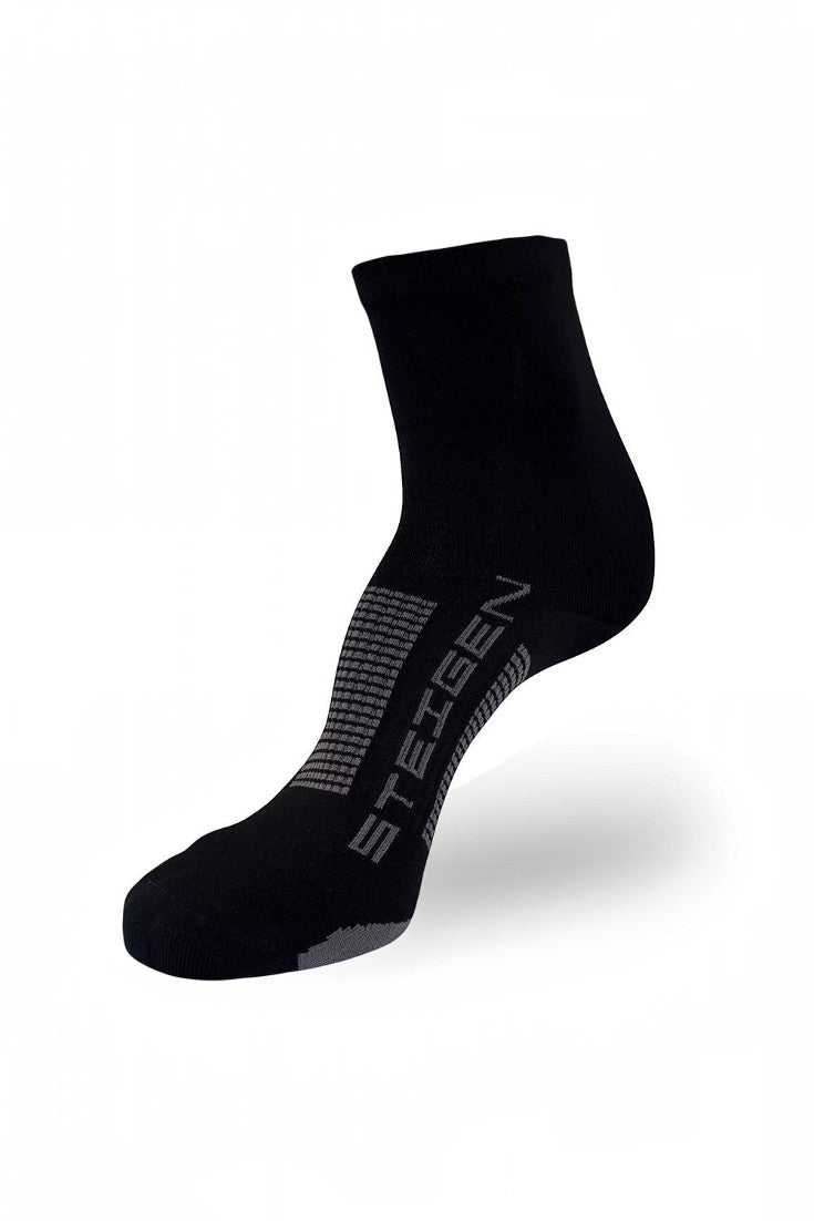 Meia de corrida SPORTBR Steigen preta de cano médio, sem costura, com tecido técnico respirável e logo lateral.
