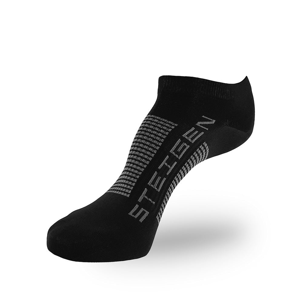 Meia Steigen sem cano preta, com detalhes em cinza e logo da marca. Ideal para corrida e treino.