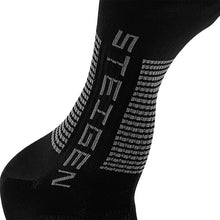 Meia Steigen sem cano preta, com logo em cinza e detalhes de ventilação. Ideal para corrida.