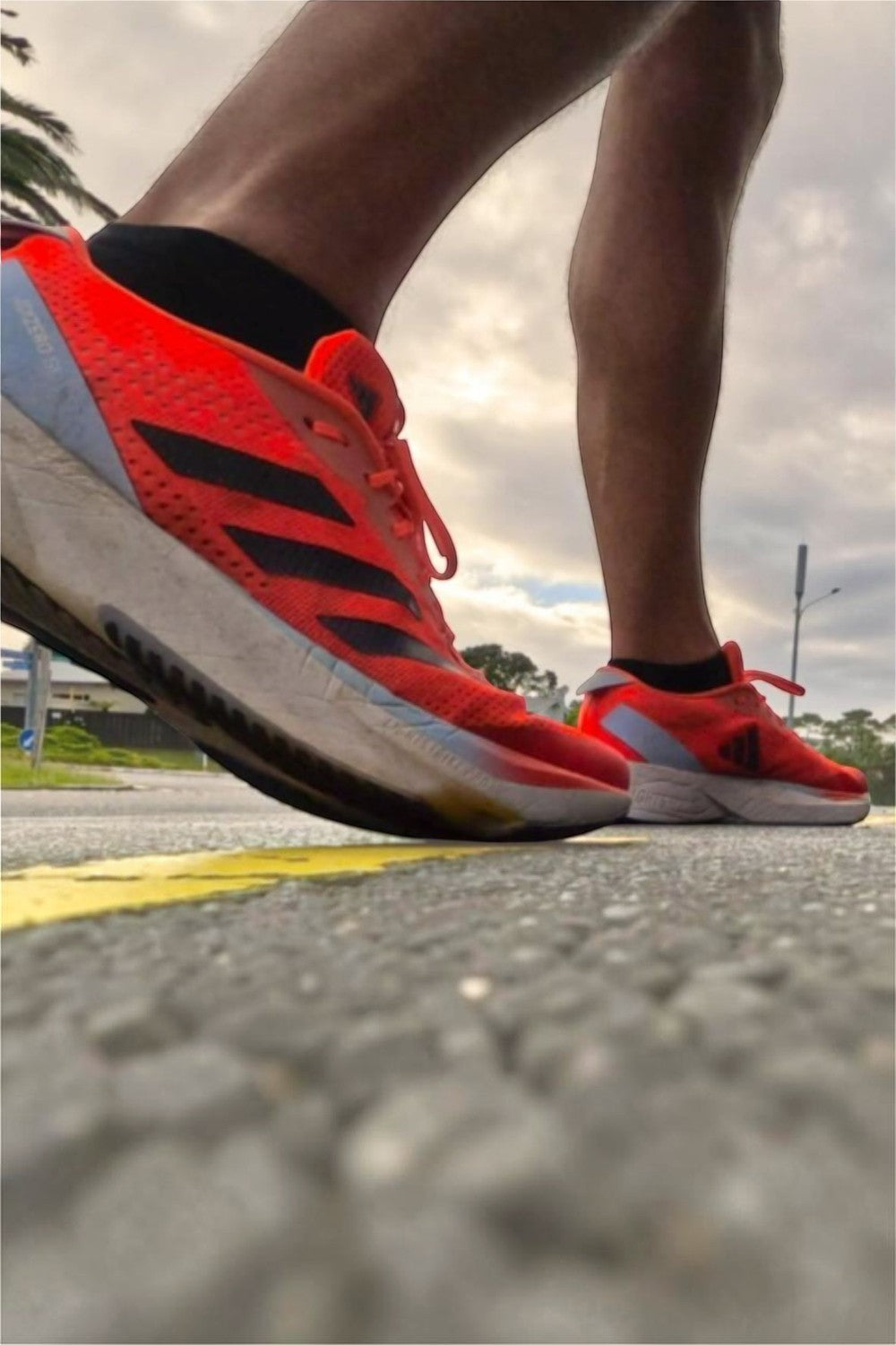 Meia SPORTBR Steigen preta sem cano em corredor usando tênis laranja durante treino de corrida ao ar livre