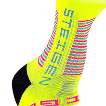 Meia Steigen sem cano amarela neon com detalhes em rosa e azul, ideal para corrida.