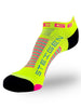 Meia Steigen sem cano amarela neon com listras azuis e rosas, ideal para corrida.