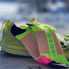 Meia Steigen sem cano amarela neon com listras rosa e azul, ideal para corrida.