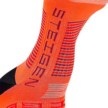 Meia Steigen sem cano laranja com detalhes em vermelho e roxo, ideal para corrida e treino.