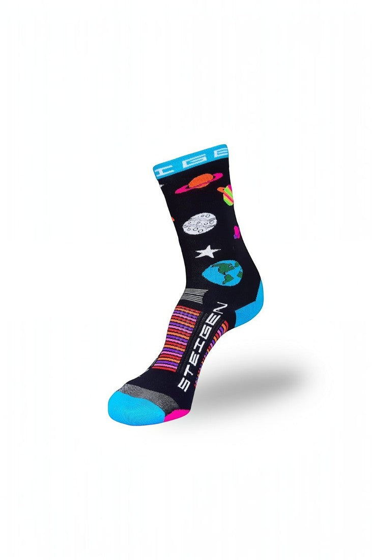 Meia de corrida SPORTBR Steigen cano alto preta com estampa colorida de planetas e sistema solar