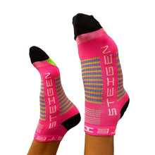 Meia Steigen sem cano Tutti Frutti Pink com listras coloridas e logo da marca. Ideal para corrida.