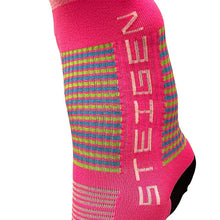 Meia Steigen sem cano Tutti Frutti Pink com listras verdes e azuis, feita de nylon e lycra.