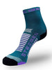 Meia cano médio Steigen Emerald em tecido leve com detalhes em roxo e branco, ideal para corrida.