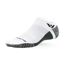 Meia branca sem cano Swiftwick FLITE XT com tecnologia AnkleLock e GripDry para estabilidade e aderência.