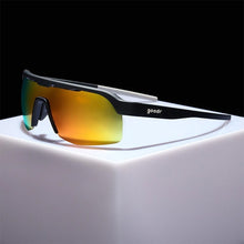 Óculos de sol Goodr pretos para corrida com lentes espelhadas laranja e proteção UVA UVB. Modelo Do It for the Victory Dance.
