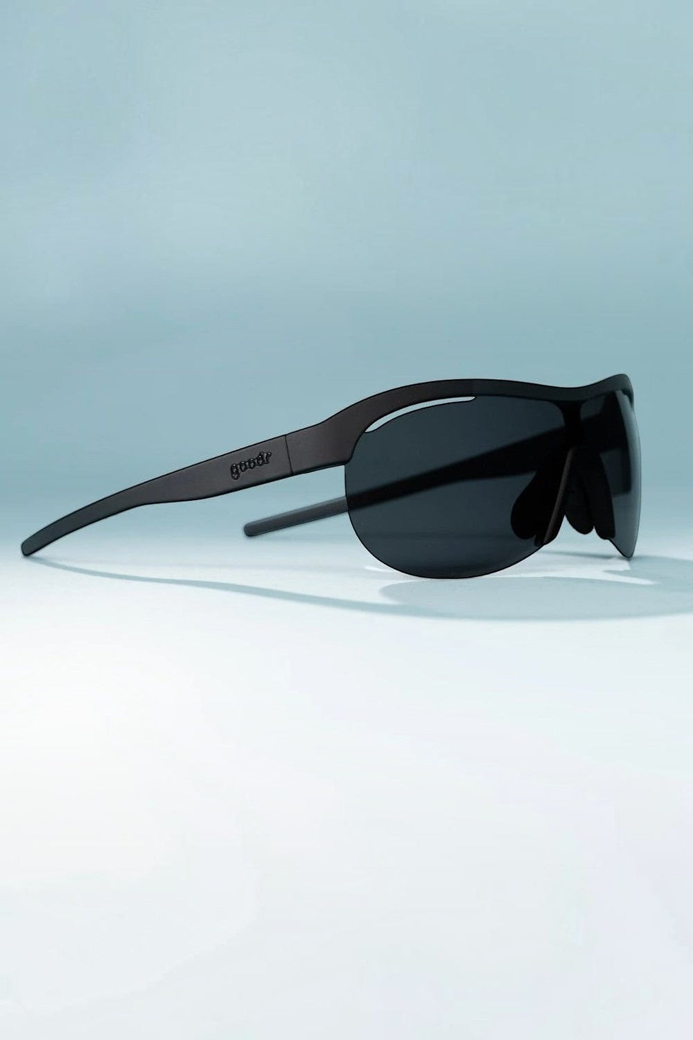 Óculos de corrida SPORTBR goodr When The World Blurs com armação e lentes pretas polarizadas, design leve e esportivo.
