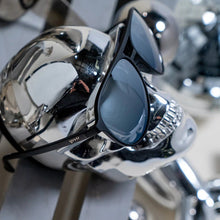 Óculos de sol Goodr Add the Chrome Package pretos com lentes espelhadas cinzas polarizadas, ideais para corrida.