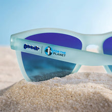 Óculos de sol Goodr azuis claros com lentes azuis polarizadas, ideais para corrida. Logo Goodr e selo 1% for the Planet na haste.