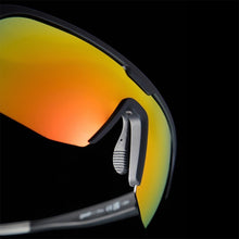 Óculos de sol Goodr pretos com lentes espelhadas laranja e amarela, ideais para corrida.
