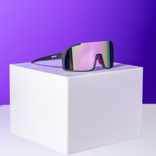 Óculos de sol Goodr pretos com lentes espelhadas roxas e arco-íris, ideais para corrida.