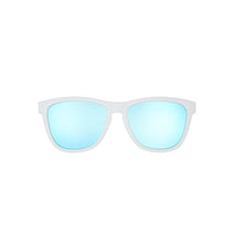 Óculos de sol Goodr Iced By Yetis brancos com lentes azuis espelhadas polarizadas, ideais para corrida.