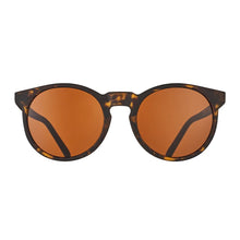 Óculos de sol Goodr Nine Dollar Pour Over marrom, armação tartaruga, lentes polarizadas marrons com proteção UVA UVB.