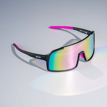 Óculos de sol Goodr pretos com lentes espelhadas multicoloridas e hastes rosa. Ideal para corrida.