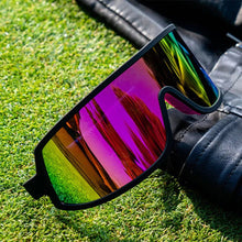 Óculos de sol Goodr pretos com lentes espelhadas multicoloridas, ideais para corrida.