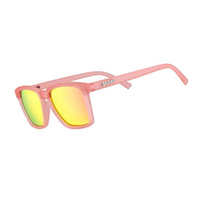 Óculos de sol Goodr Shrimpin Ain´t Easy rosa com lentes espelhadas amarelas, ideais para corrida.