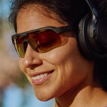 Óculos de sol SPORTBR Goodr The Jungle Is My Gym, armação verde e lentes âmbar polarizadas com proteção UVA UVB.