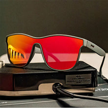 Óculos de sol Goodr Voight-Kampff Vision cinza com lentes espelhadas laranja e vermelhas, ideais para corrida.
