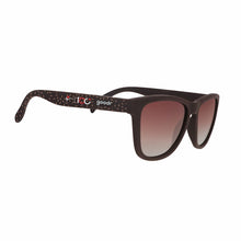 Óculos de sol marrons SPORTBR Feliz Pace Novo São Silvestre com lentes degradê e estampa de brigadeiro.