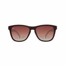Óculos de sol SPORTBR Feliz Pace Novo São Silvestre marrom com lentes polarizadas e detalhes de brigadeiro.