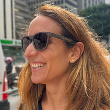Óculos de sol SPORTBR Feliz Pace Novo São Silvestre marrom com lentes polarizadas e detalhes de brigadeiro.