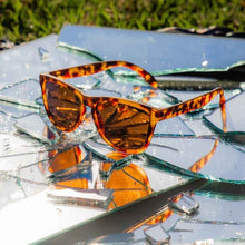 Óculos de sol Goodr Bosley’s Basset Hound Dreams marrom com armação tartaruga e lentes polarizadas.