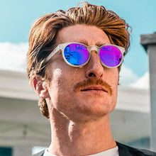 Óculos de sol Goodr brancos com lentes roxas espelhadas, formato redondo, ideais para corrida.
