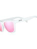 Óculos de sol Goodr brancos com lentes rosa espelhadas, ideais para corrida e proteção UV.