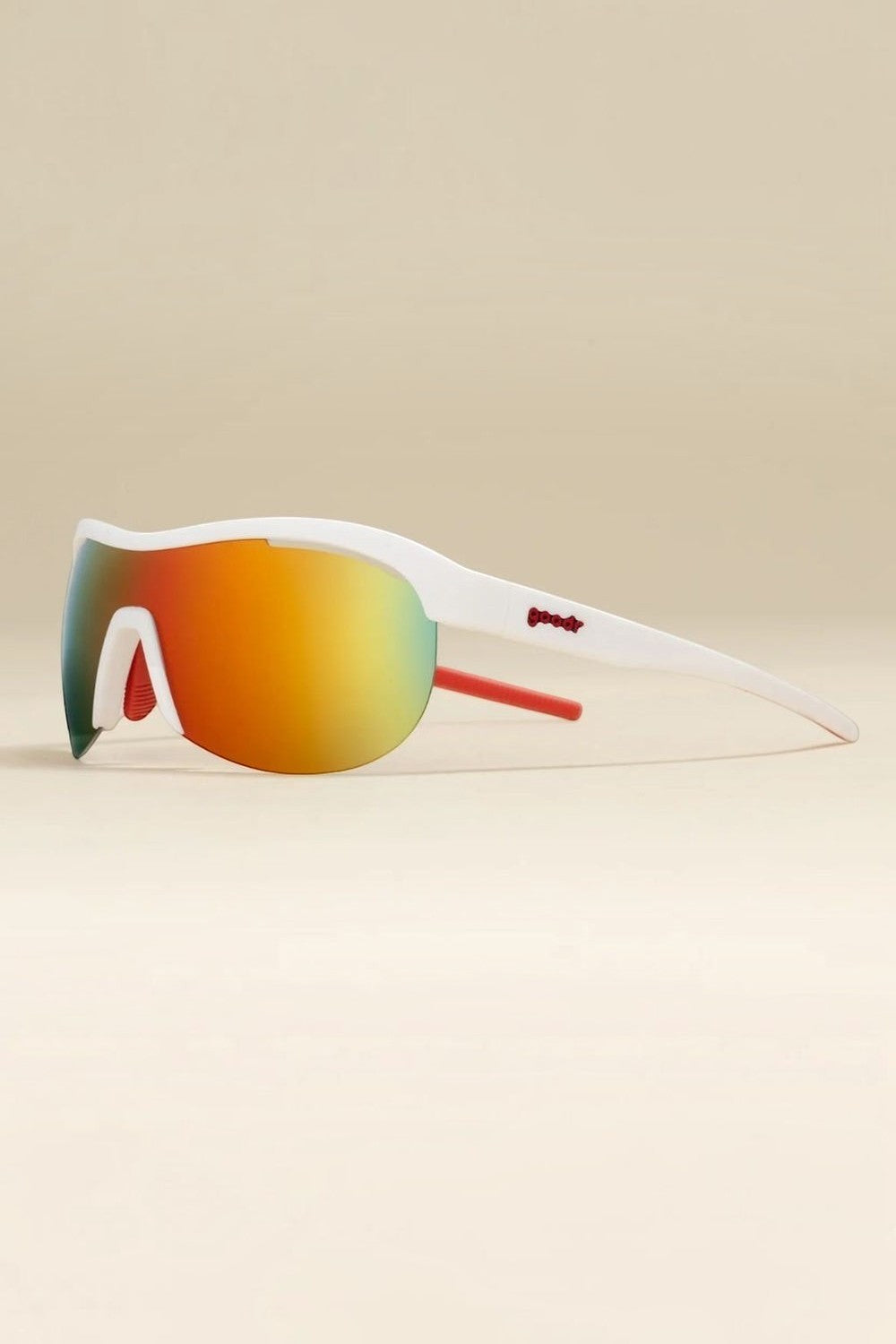 Óculos de sol SPORTBR Goodr brancos com lentes espelhadas vermelhas para corrida, design leve e esportivo.