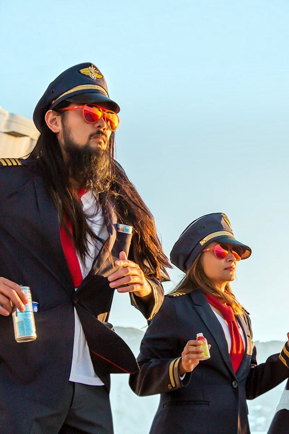 Óculos de sol SPORTBR Goodr Captain Blunt's Red-Eye com lentes espelhadas rosas e armação vermelha em pilotos.