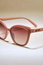 Óculos de sol SPORTBR Goodr Pounce G com armação cat-eye marrom translúcida e lentes degradê polarizadas.