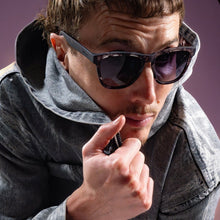 Óculos de sol cinza com armação estampada "I'll Socialize When I'm Dead" da Goodr, lentes pretas polarizadas.