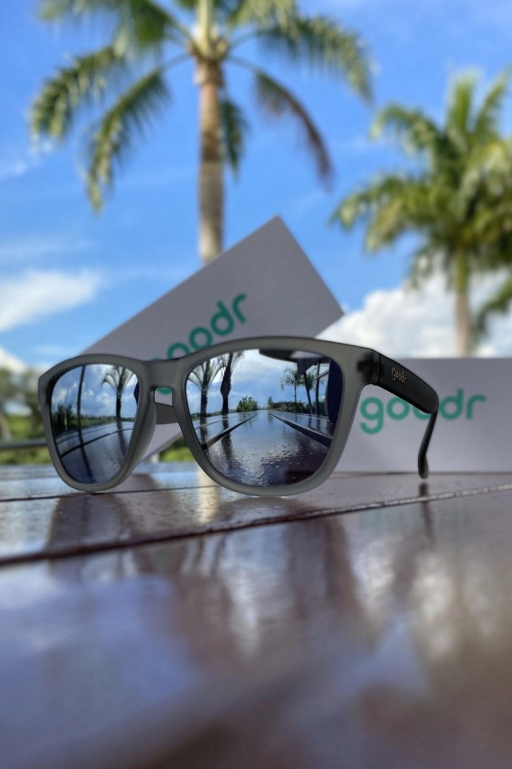 Óculos de sol SPORTBR Goodr cinza com lentes espelhadas polarizadas, ideal para corrida ao ar livre.