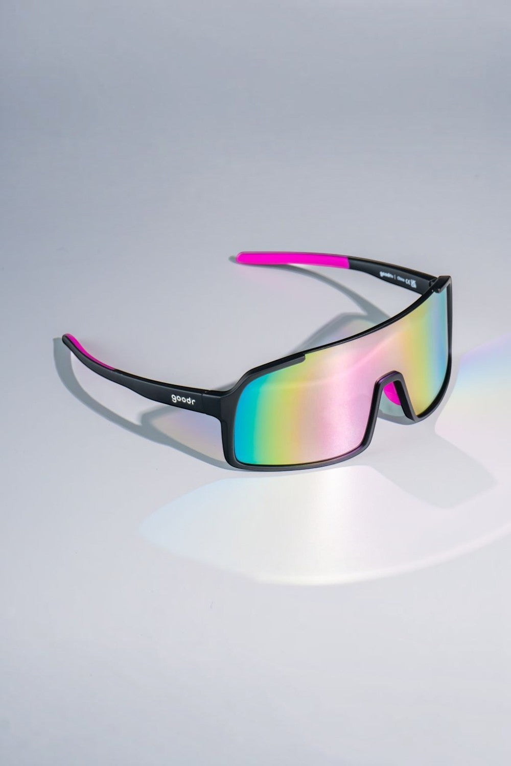 Óculos de sol SPORTBR Goodr com armação preta, hastes com detalhes rosa e lentes espelhadas coloridas para corrida.