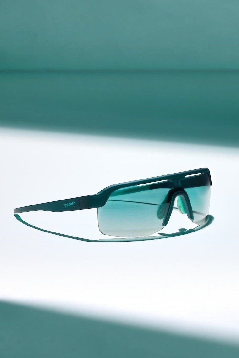 Óculos de sol SPORTBR Goodr Electric Zen Machine com armação verde azulado e lentes polarizadas para corrida.