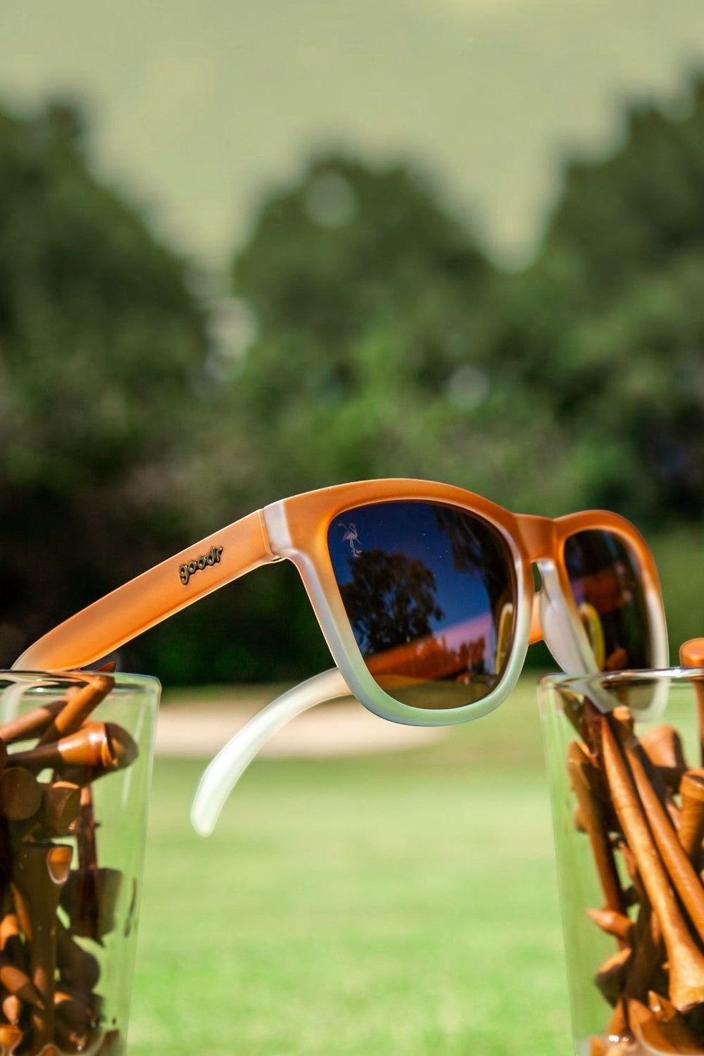 Óculos de sol SPORTBR Goodr Three Parts Tee com armação degradê marrom e lentes polarizadas para corrida.
