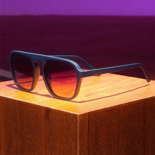 Óculos de sol Goodr Deja Vu Daydream azuis com lentes degradê roxo-laranja, armação retro G, ideais para corrida.