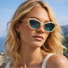 Óculos de sol SPORTBR Goodr Dulce De Leche Luxe cinza translúcido com lentes degradê verde-escuro polarizadas.
