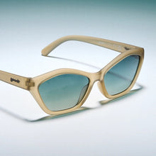 Óculos de sol Goodr Dulce De Leche Luxe cinza translúcido com lentes degradê verde-escuro polarizadas.